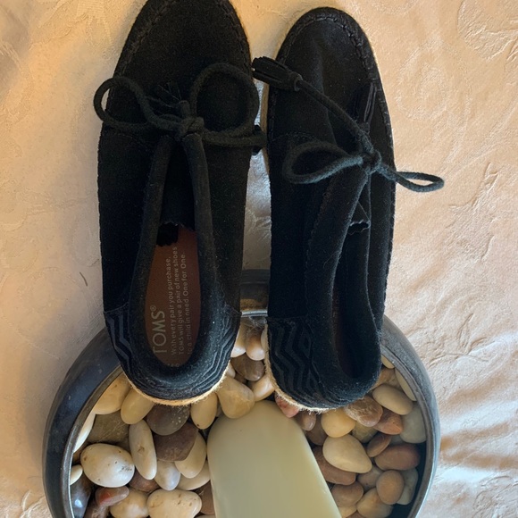 - Toms suede shoes - Picture 1 of 4